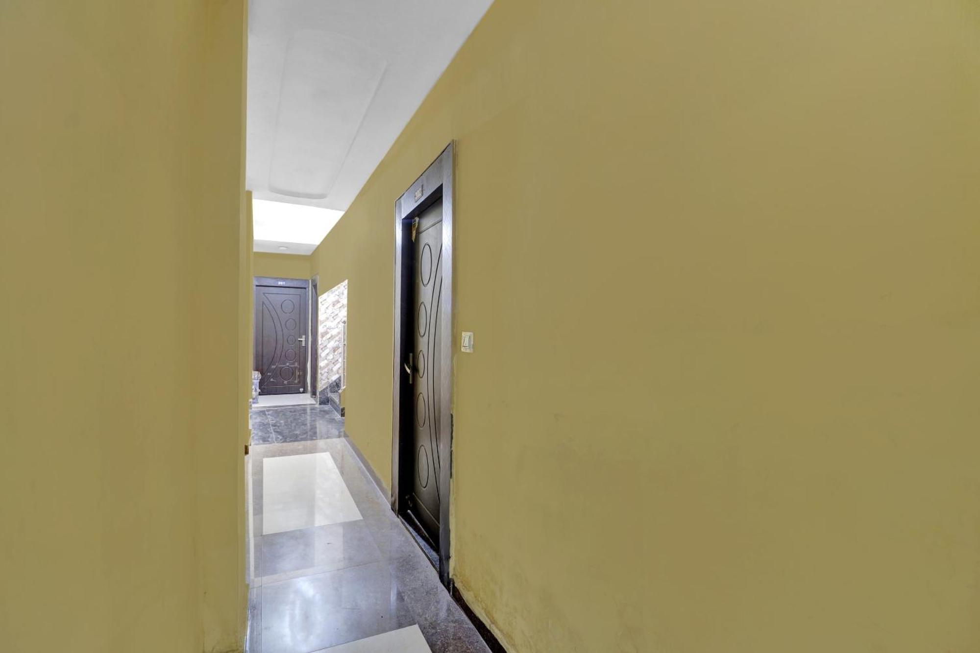 Capital O Royal Inn Near Laskar Gwalior Exterior photo