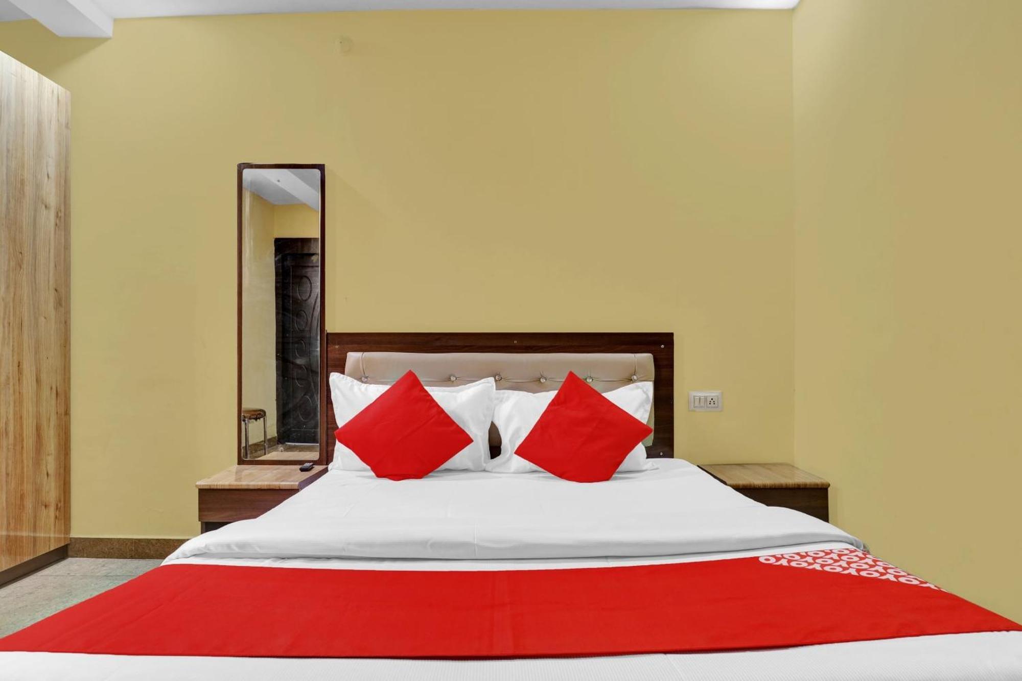 Capital O Royal Inn Near Laskar Gwalior Exterior photo